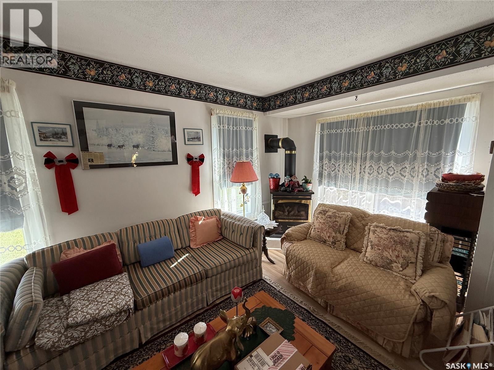 Photo 11 of 705 1st Avenue Nw, Weyburn SK