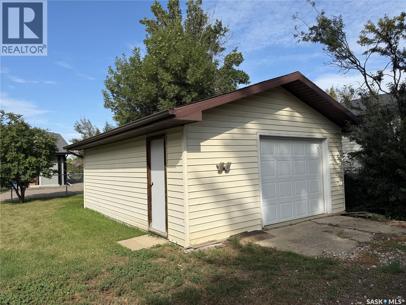Photo 16 of 705 1st Avenue Nw, Weyburn SK