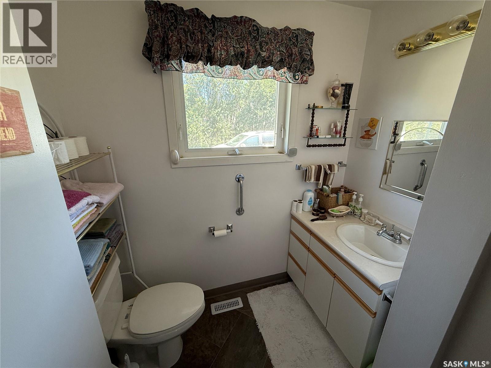 Photo 6 of 705 1st Avenue Nw, Weyburn SK