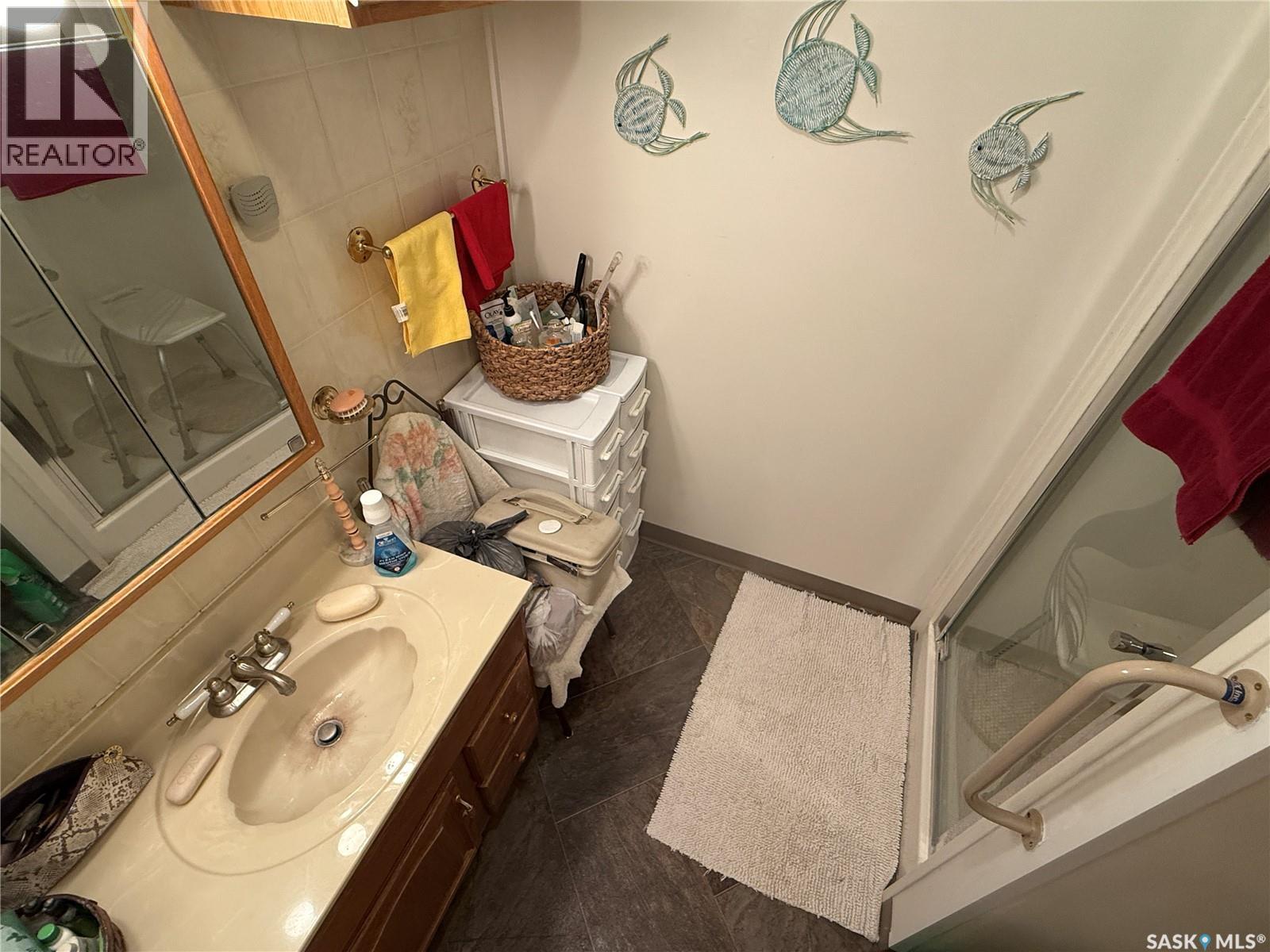Photo 9 of 705 1st Avenue Nw, Weyburn SK