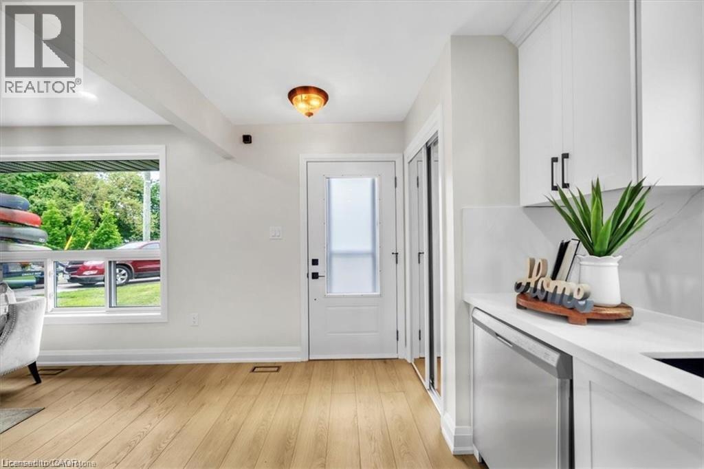 Photo 3 of 4476 Margueritte Avenue, Beamsville ON
