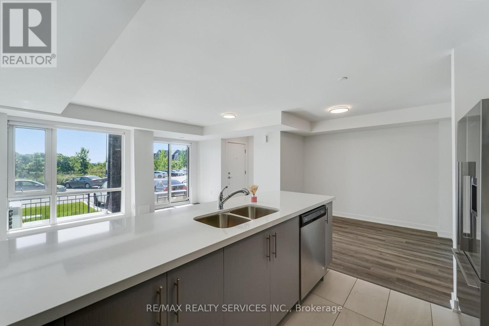 Photo 10 of 13 155 Veterans Drive, Brampton ON