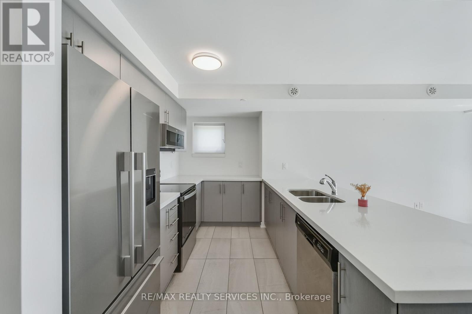 Photo 12 of 13 155 Veterans Drive, Brampton ON