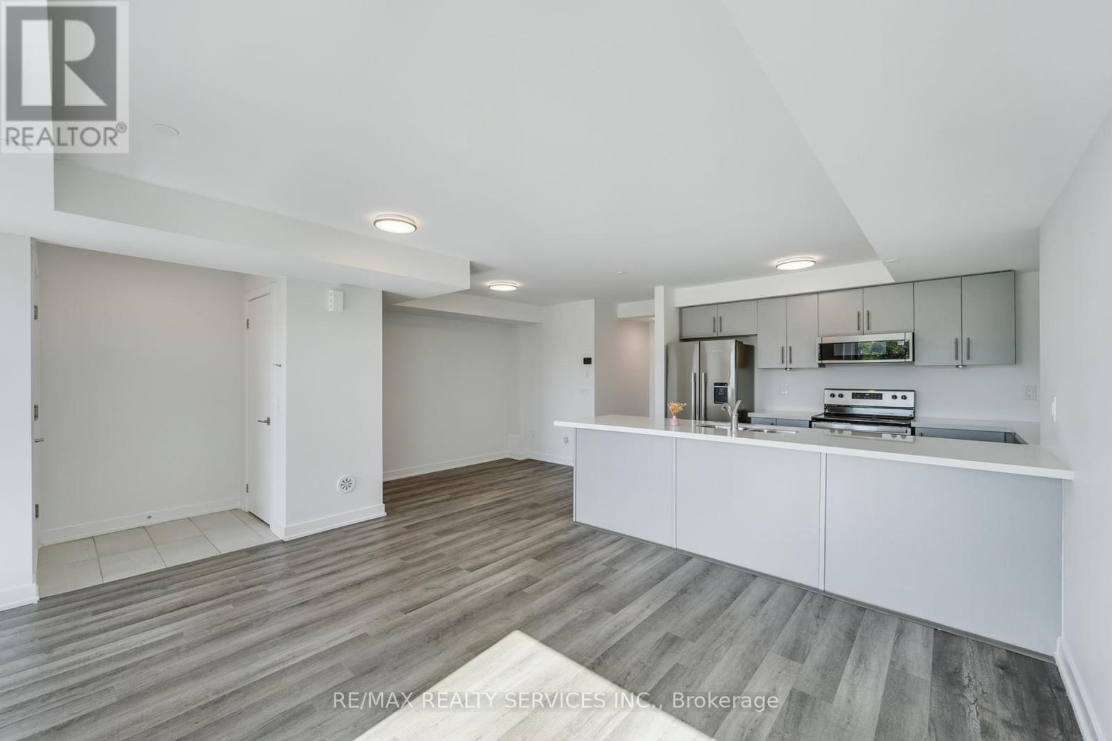 Photo 7 of 13 155 Veterans Drive, Brampton ON