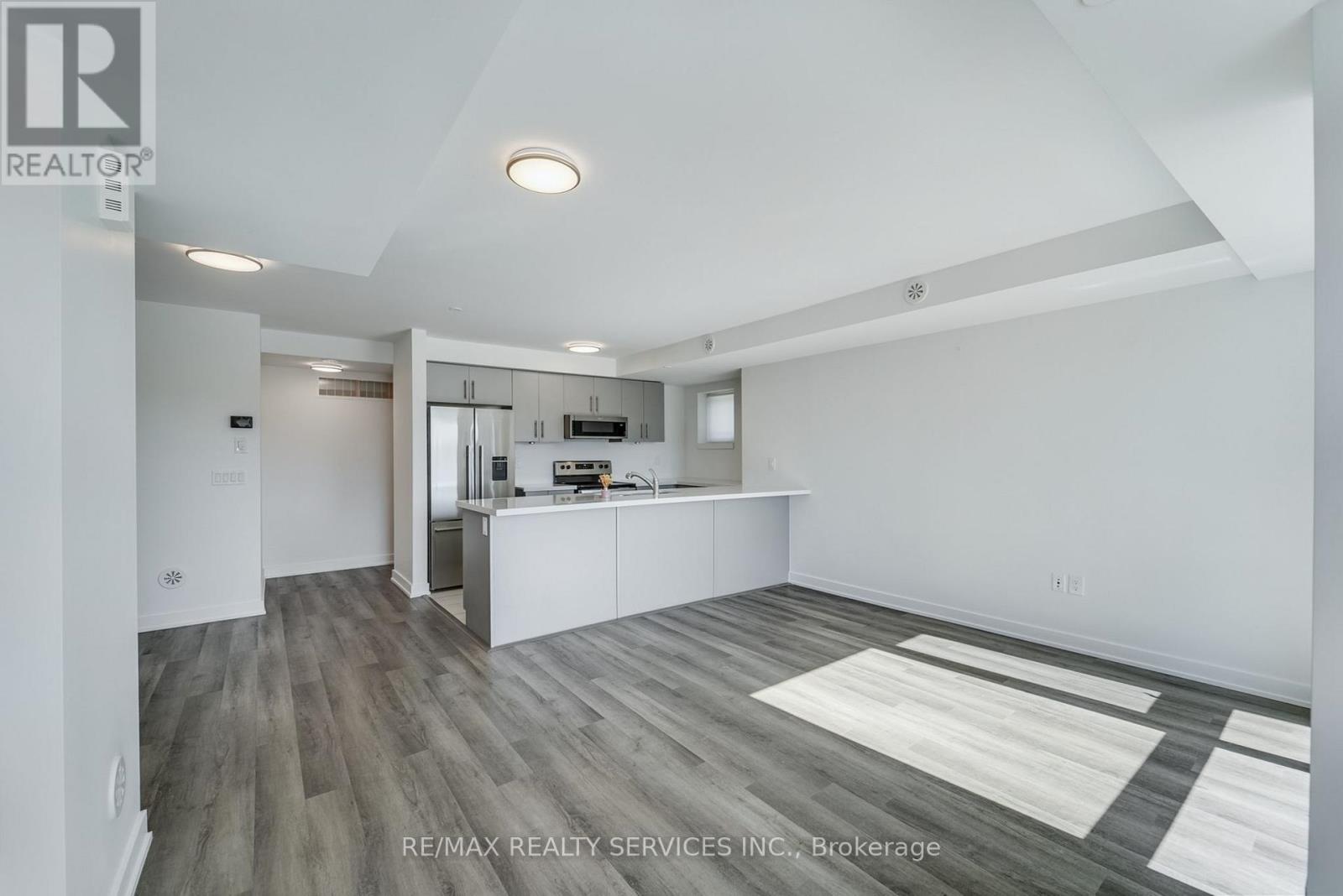Photo 8 of 13 155 Veterans Drive, Brampton ON