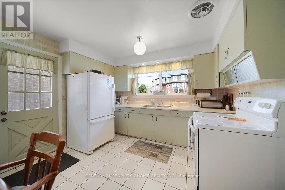 Photo 10 of 2374 Truscott Drive, Mississauga ON