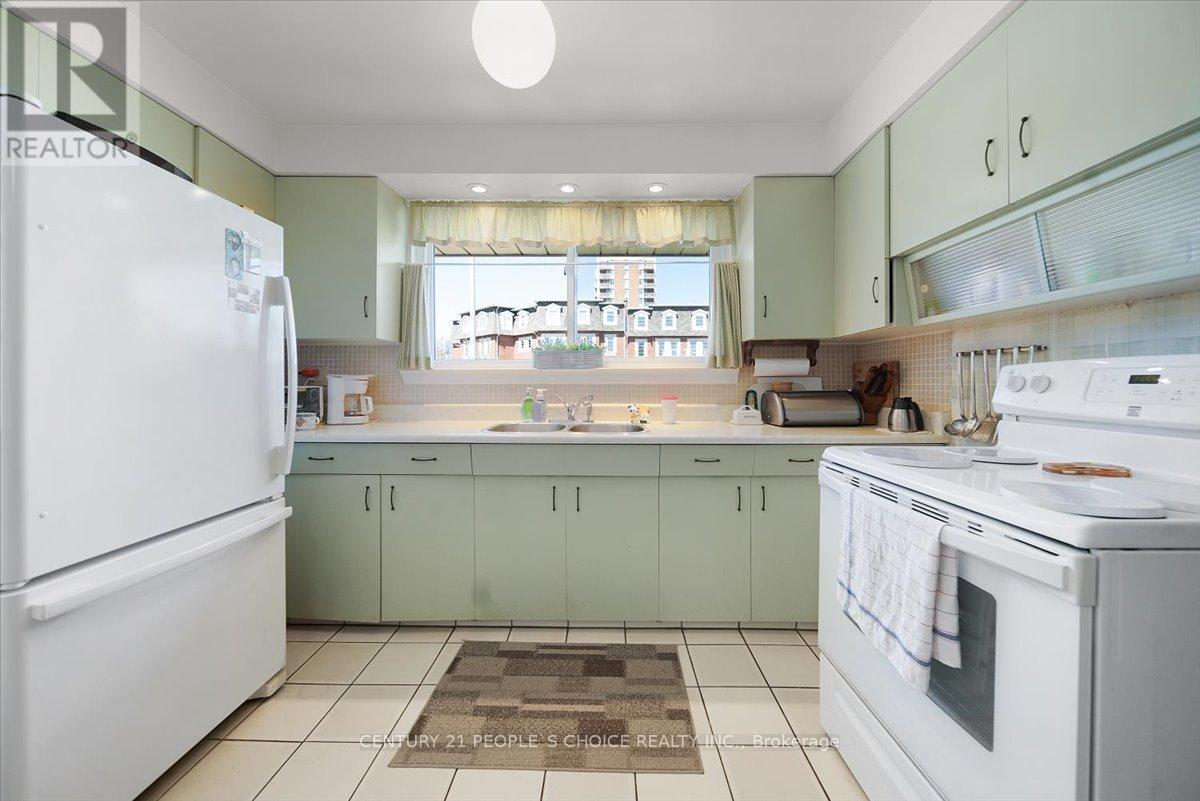 Photo 9 of 2374 Truscott Drive, Mississauga ON