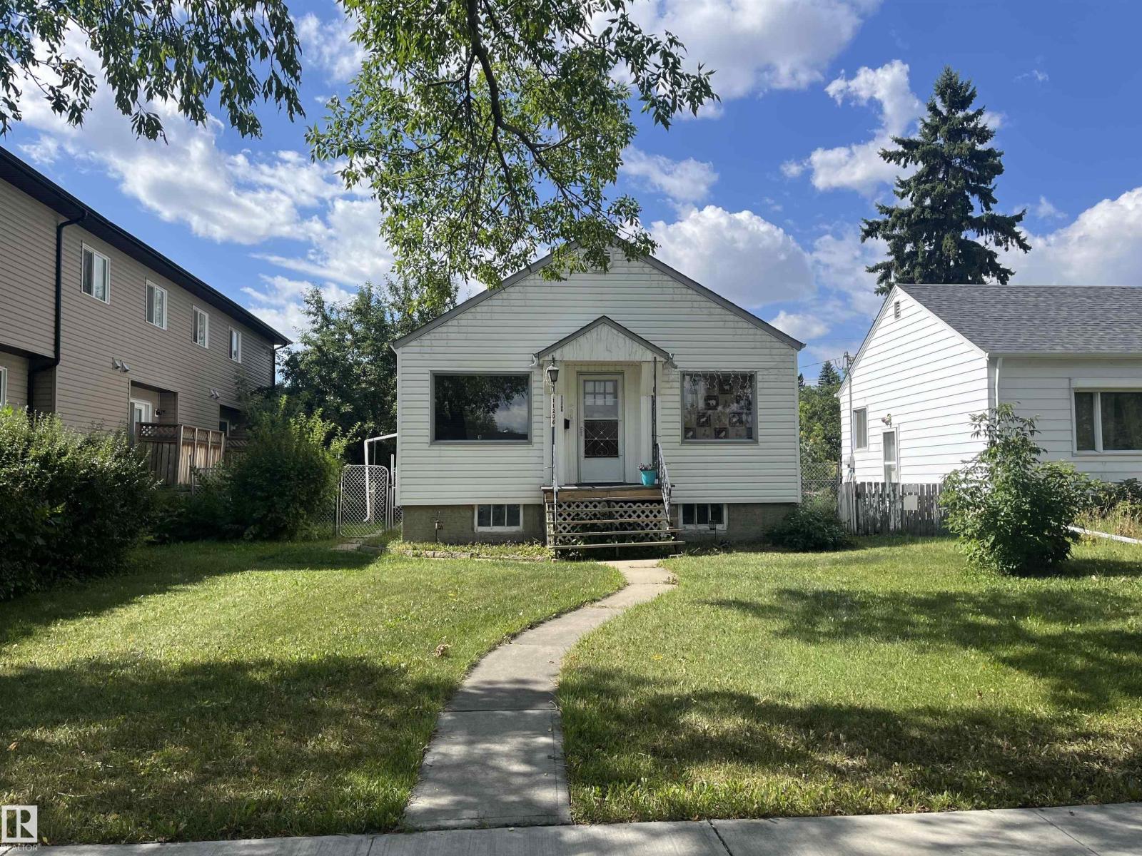 Photo 1 of 11206 104 St Nw, Edmonton AB