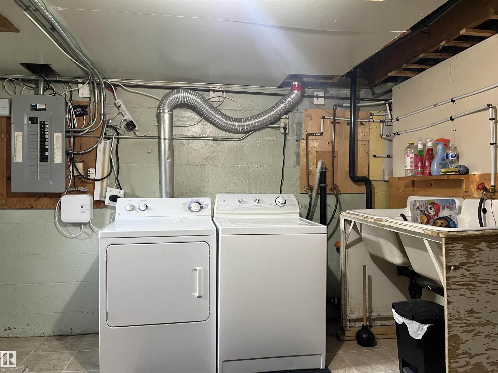 Photo 19 of 11206 104 St Nw, Edmonton AB