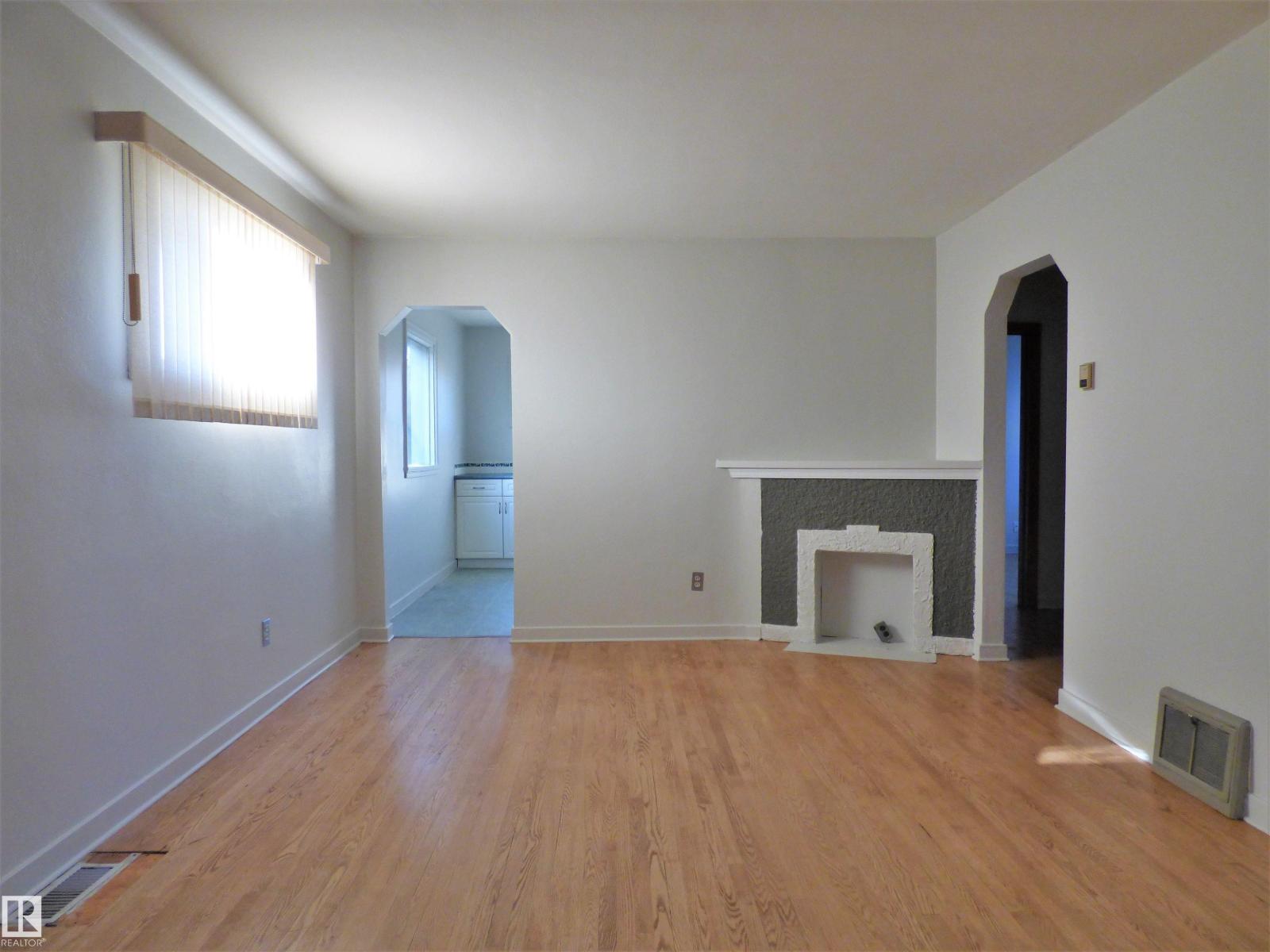Photo 8 of 11206 104 St Nw, Edmonton AB