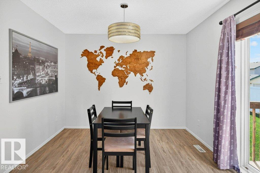 Photo 10 of 8329 160 Av Nw, Edmonton AB