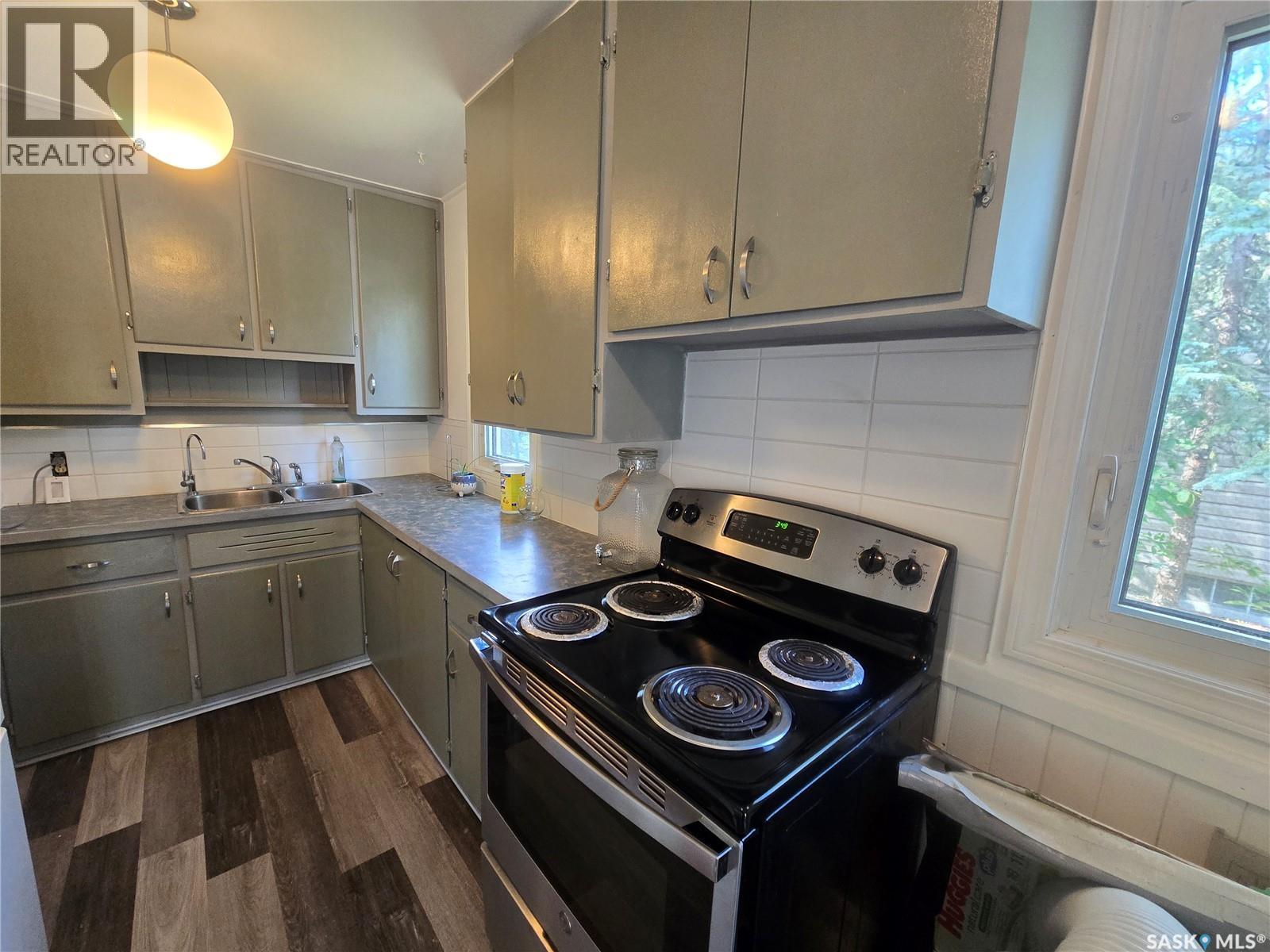 Photo 6 of 428 7th Avenue Nw, Swift Current SK