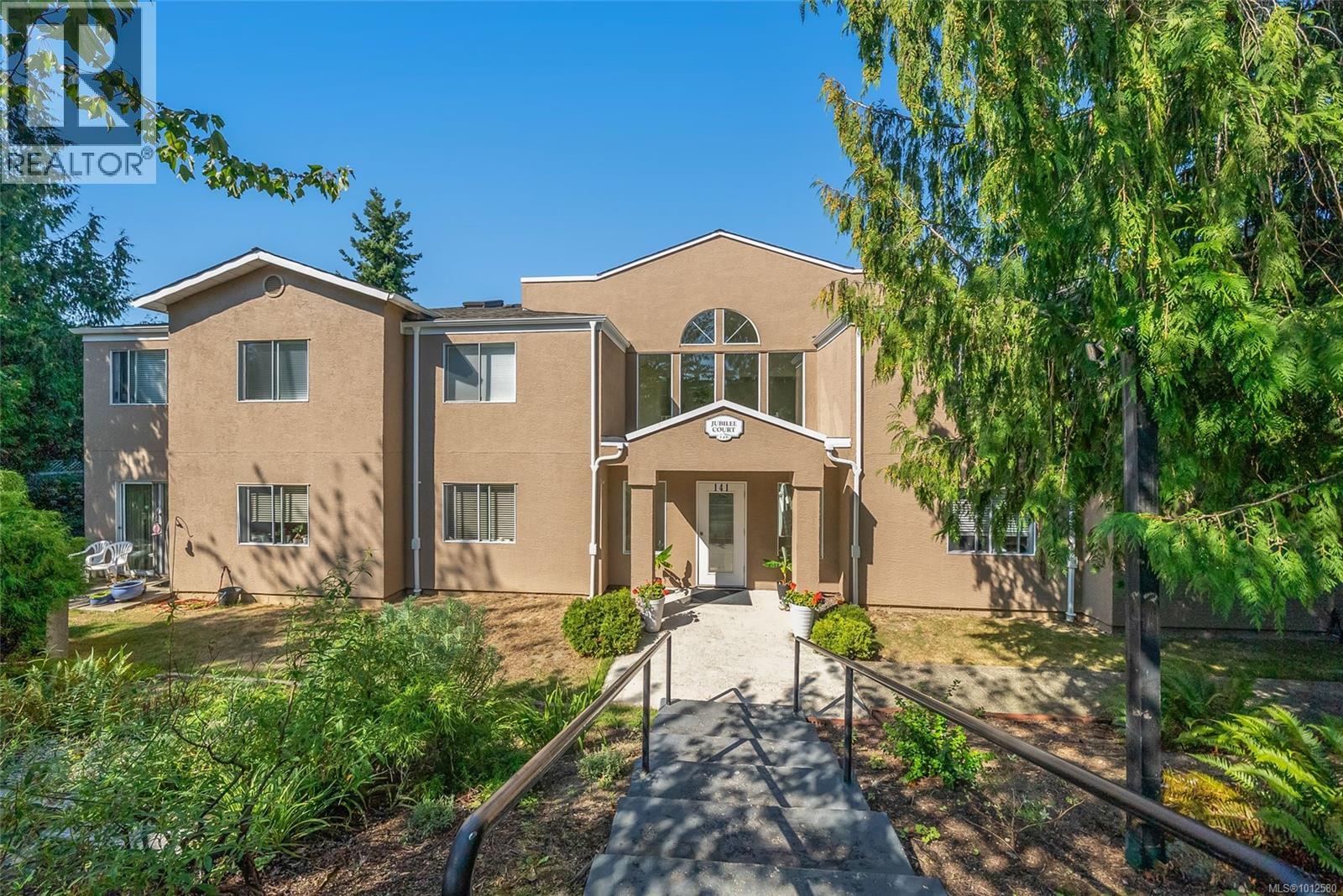 Photo 1 of 9 141 Sixth Ave, Qualicum Beach BC