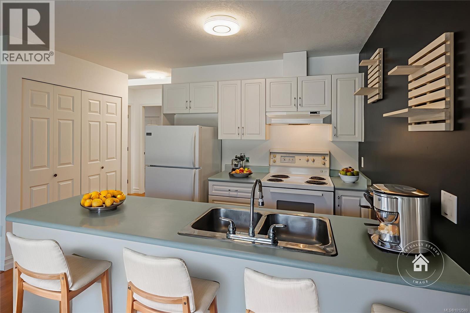Photo 4 of 9 141 Sixth Ave, Qualicum Beach BC