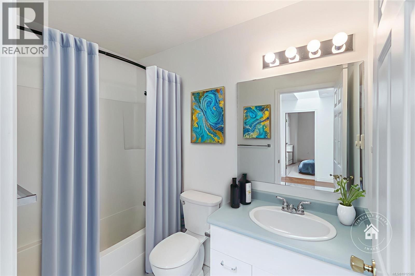 Photo 6 of 9 141 Sixth Ave, Qualicum Beach BC