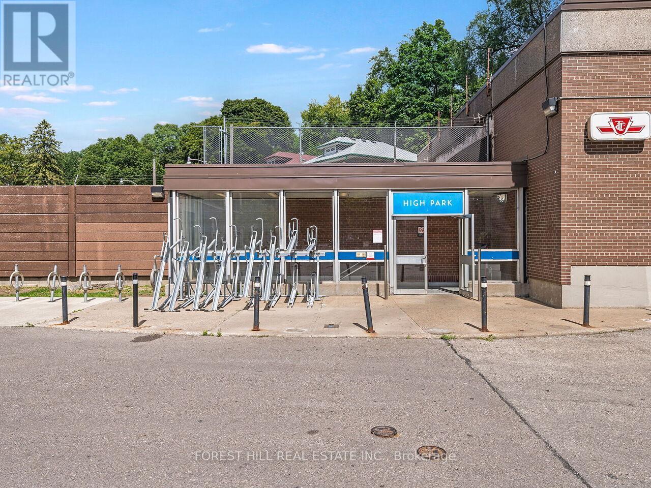 Photo 5 of 406 1990 Bloor Street W, Toronto ON