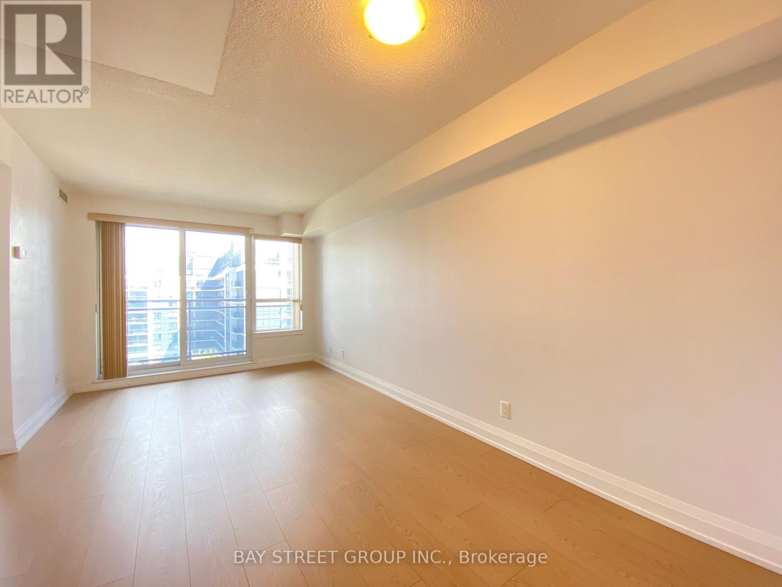 Photo 10 of 925 370 Highway 7 E, Richmond Hill ON
