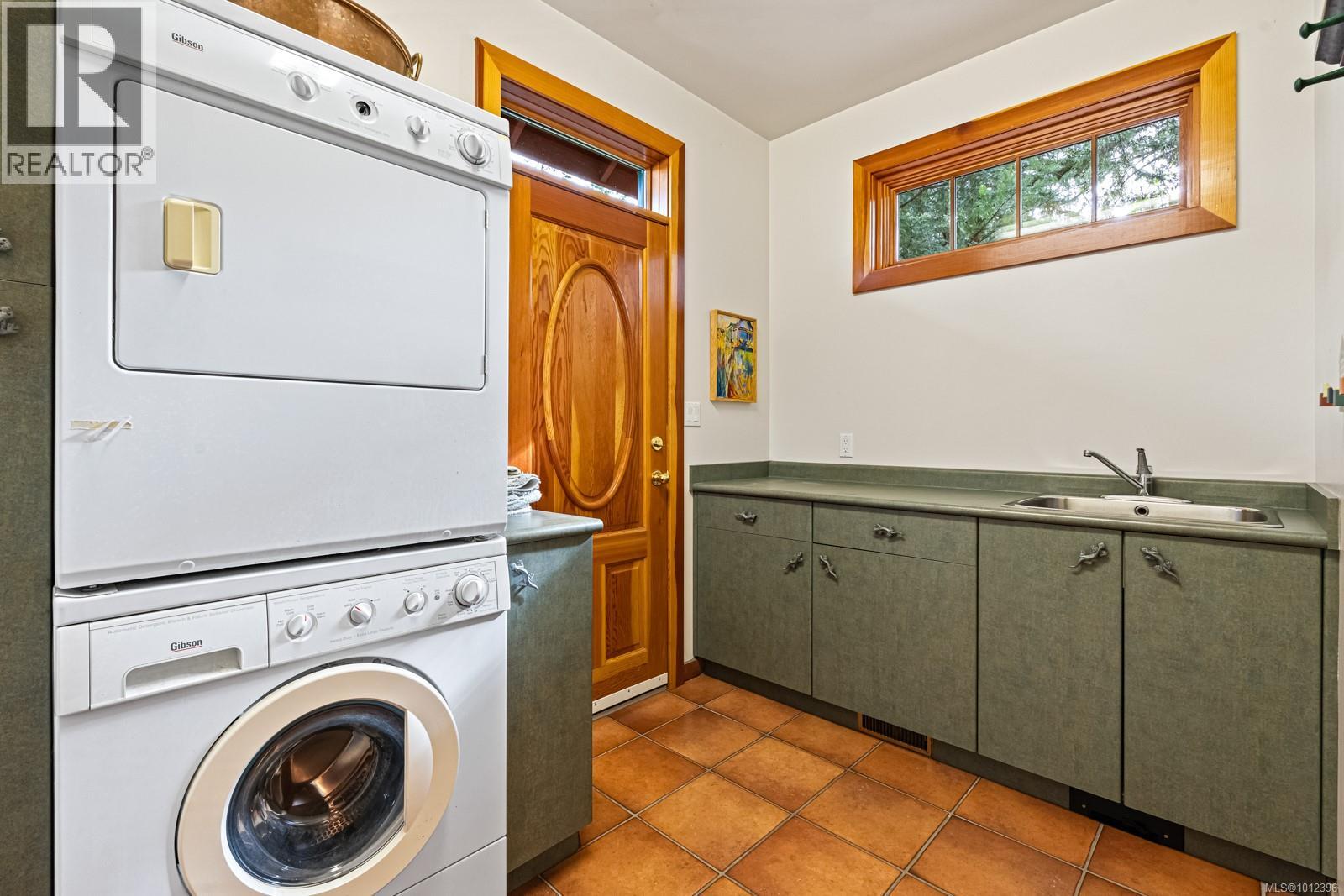 675 Towner Park Rd, North Saanich