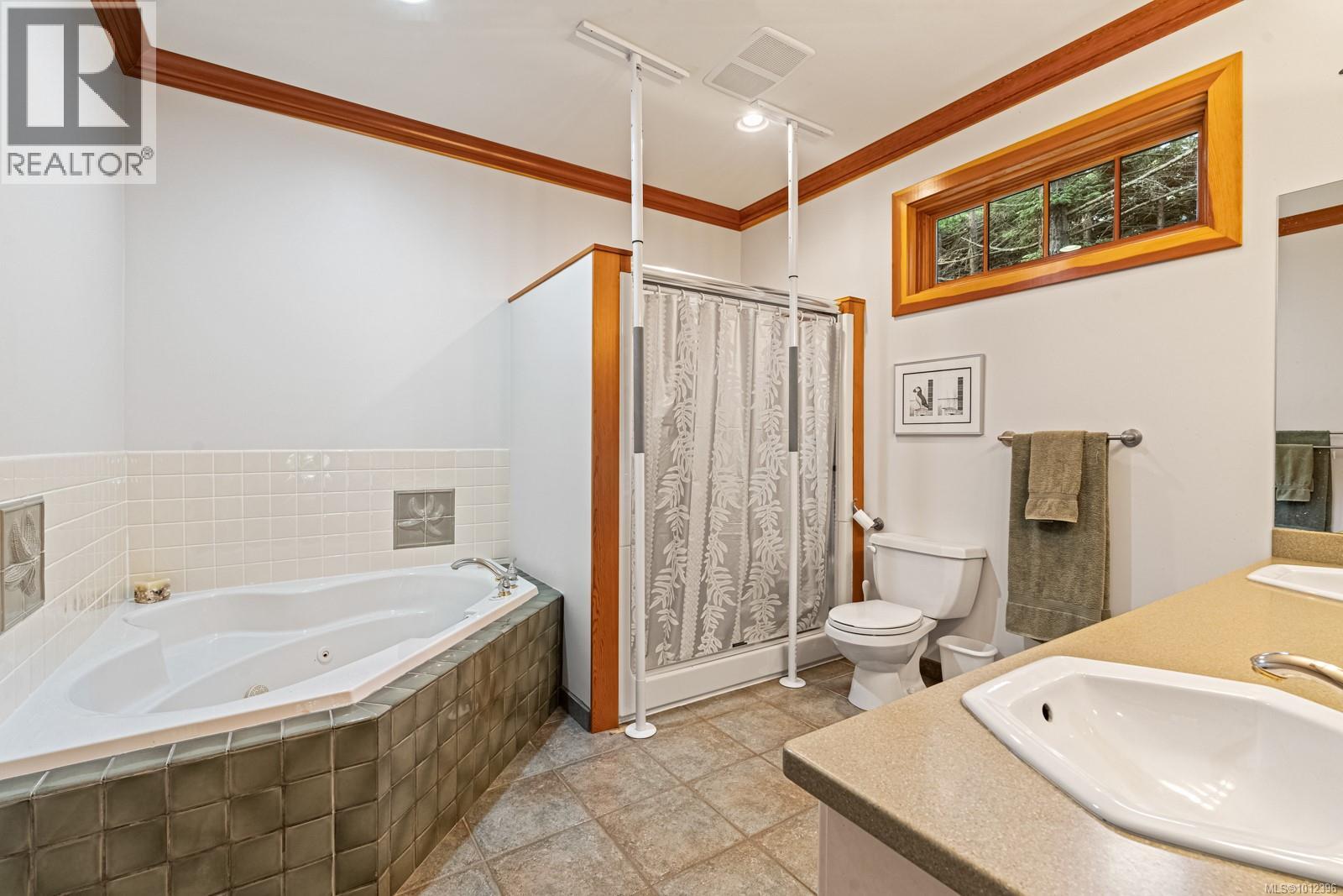 675 Towner Park Rd, North Saanich