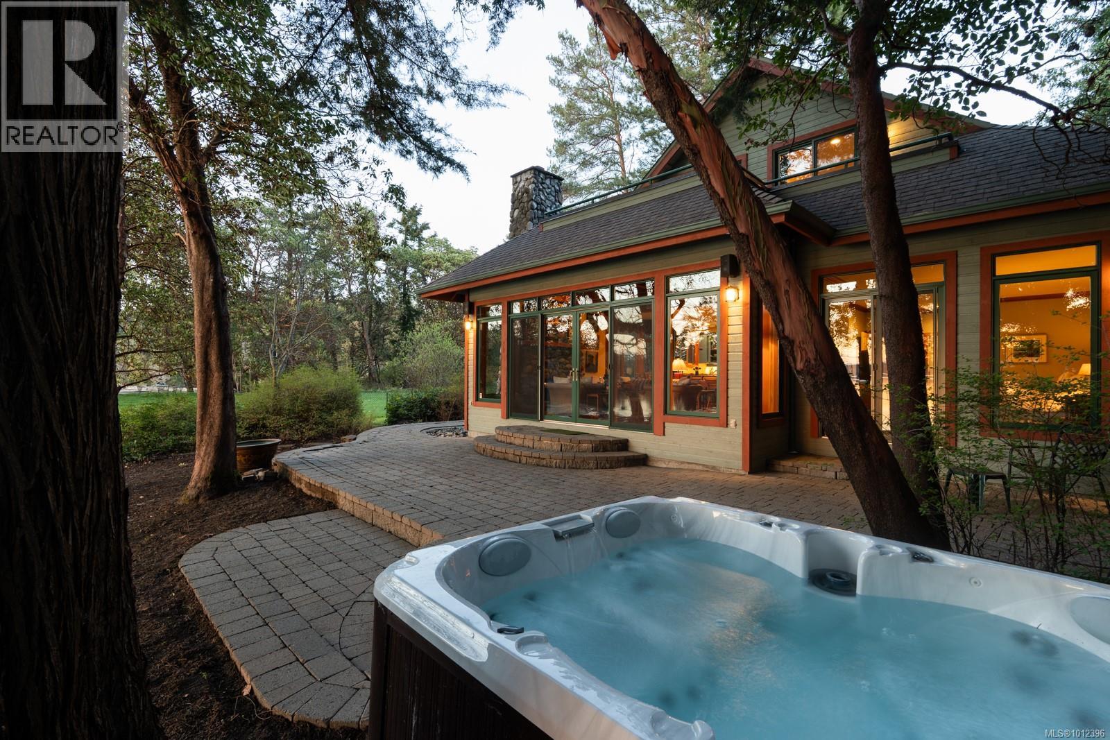 675 Towner Park Rd, North Saanich