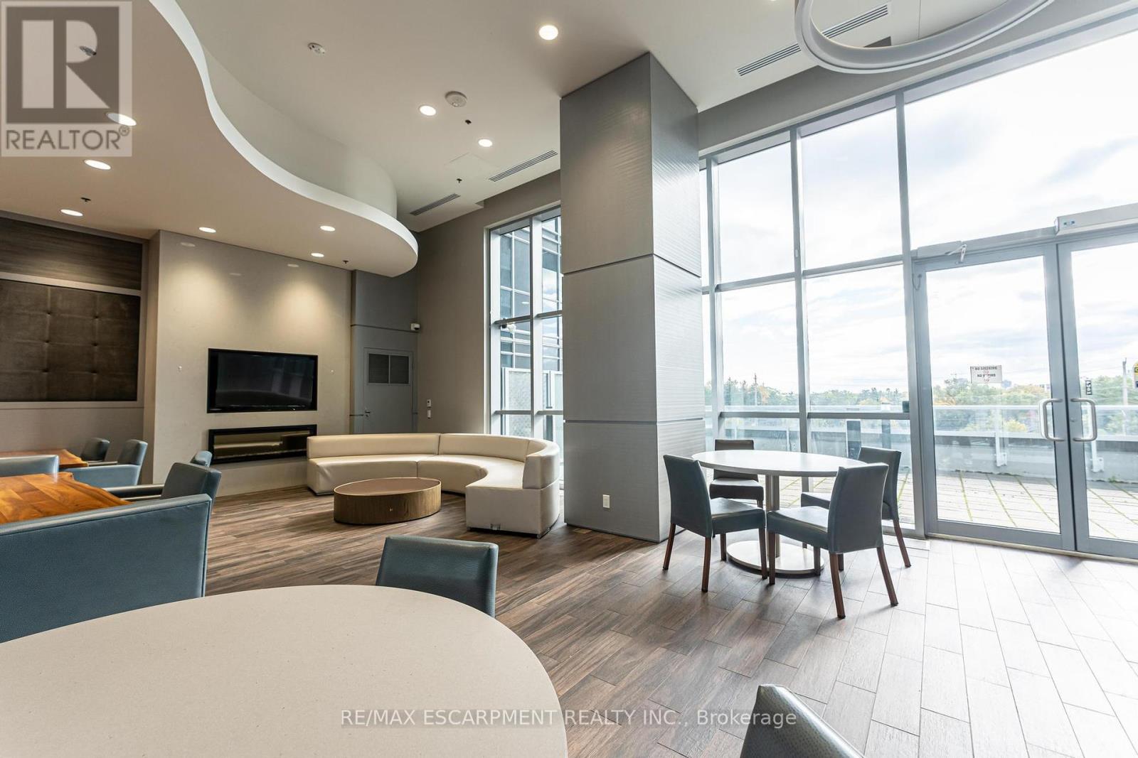 Photo 2 of 504 2087 Fairview Street, Burlington ON