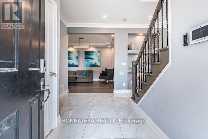 Photo 10 of 4991 Middlesex Gate, Mississauga ON