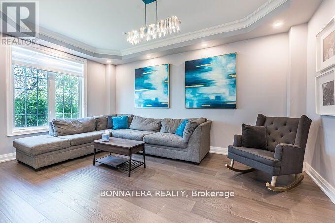 Photo 11 of 4991 Middlesex Gate, Mississauga ON