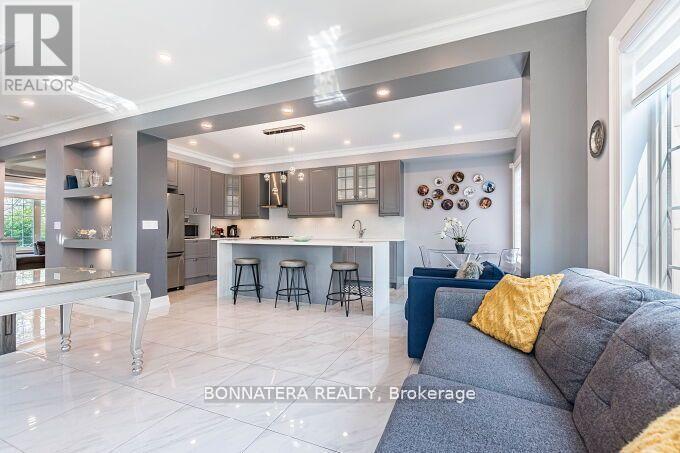 Photo 14 of 4991 Middlesex Gate, Mississauga ON
