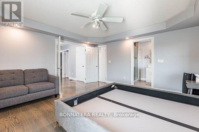 Photo 27 of 4991 Middlesex Gate, Mississauga ON