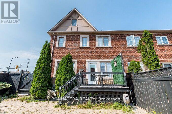 Photo 3 of 4991 Middlesex Gate, Mississauga ON