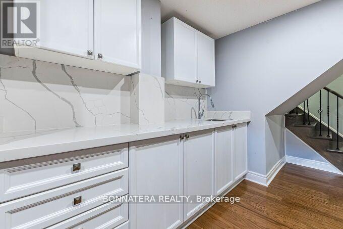 Photo 35 of 4991 Middlesex Gate, Mississauga ON