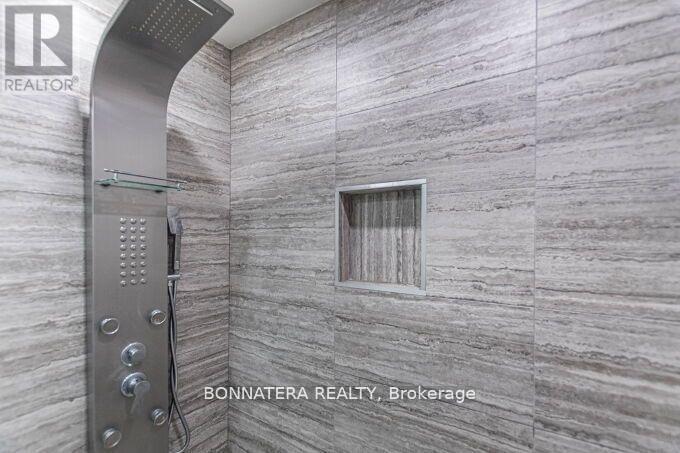 Photo 38 of 4991 Middlesex Gate, Mississauga ON