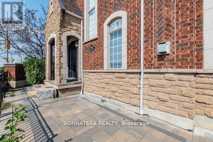 Photo 5 of 4991 Middlesex Gate, Mississauga ON