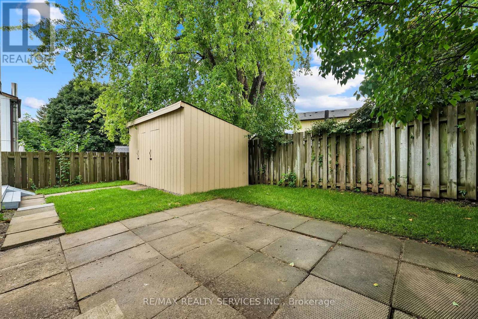 Photo 10 of 29 Hector Court, Brampton ON