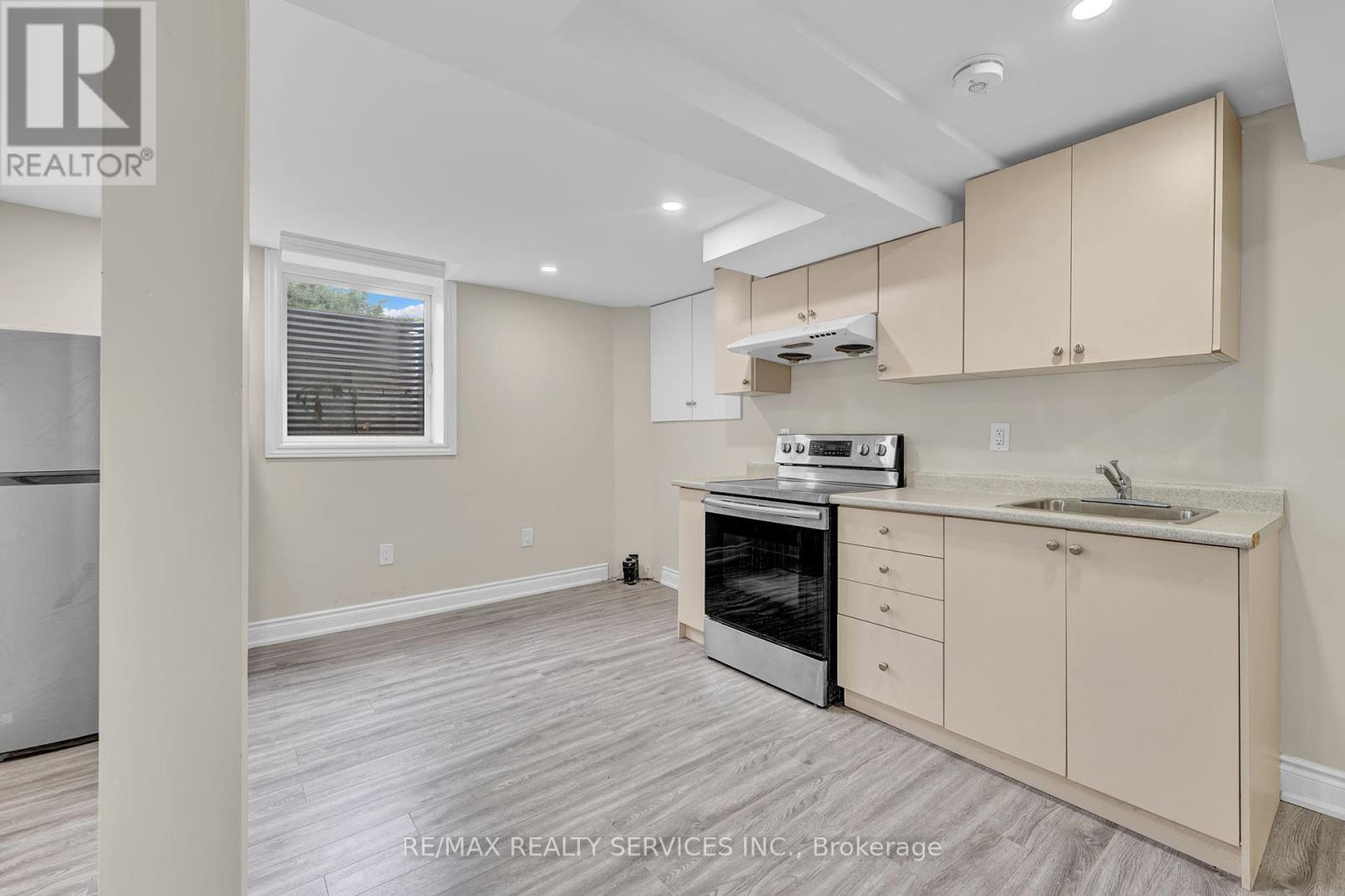 Photo 3 of 29 Hector Court, Brampton ON