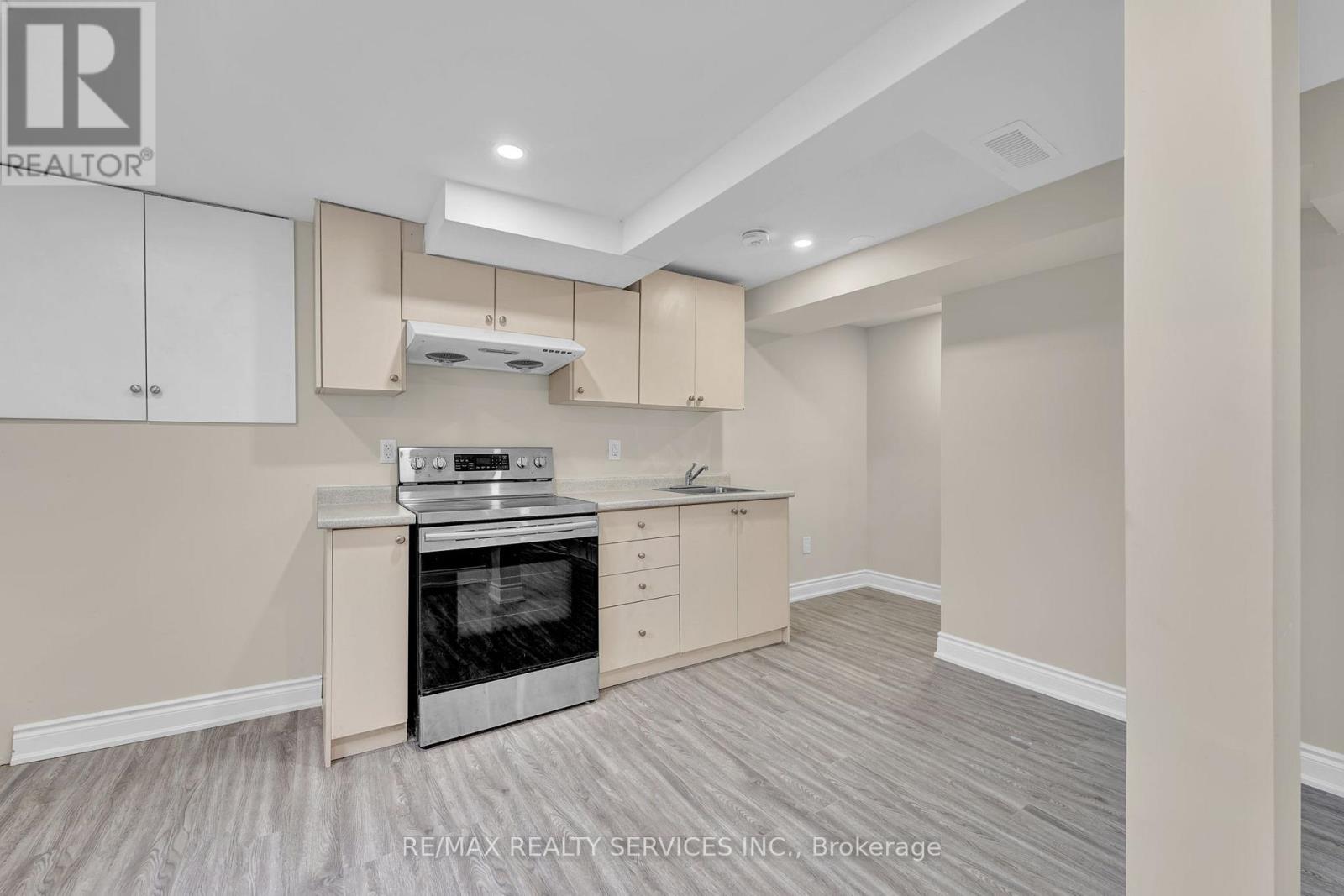 Photo 4 of 29 Hector Court, Brampton ON