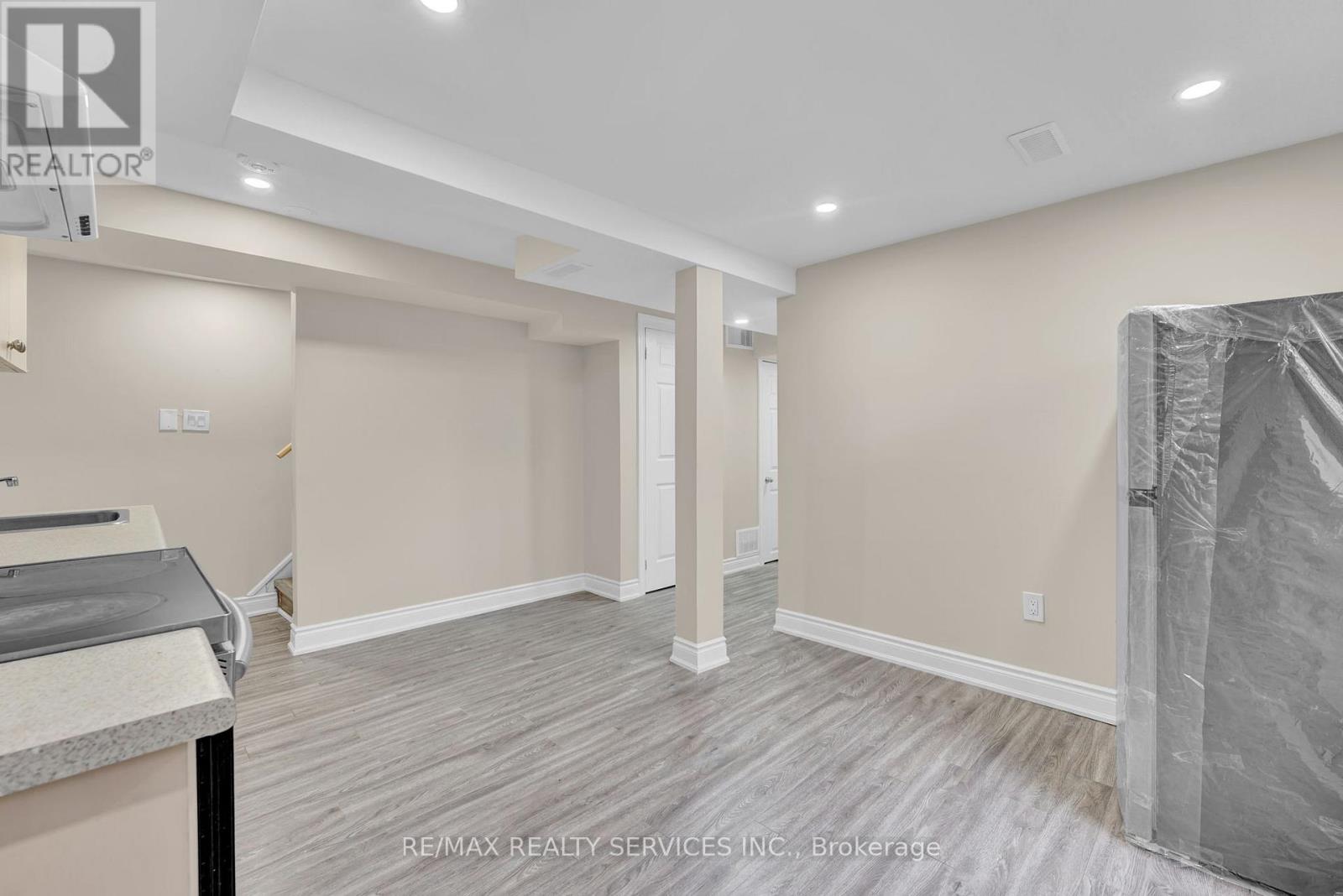 Photo 5 of 29 Hector Court, Brampton ON