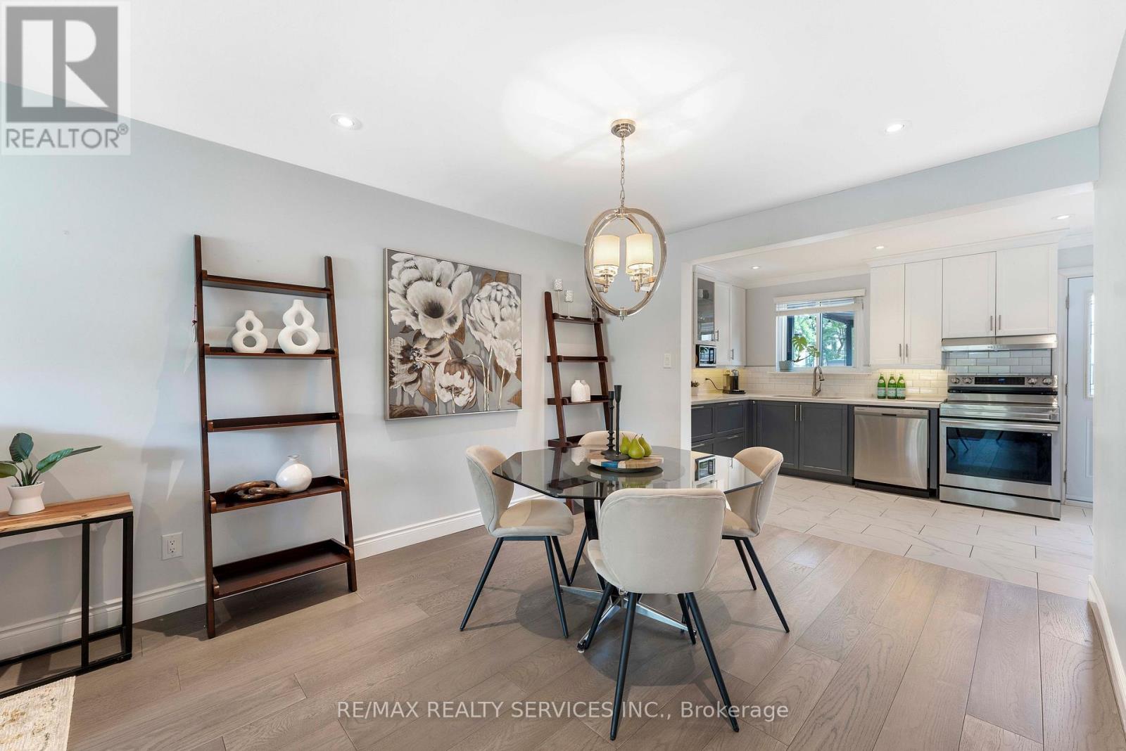 Photo 10 of 94 94 Guildford Crescent, Brampton ON