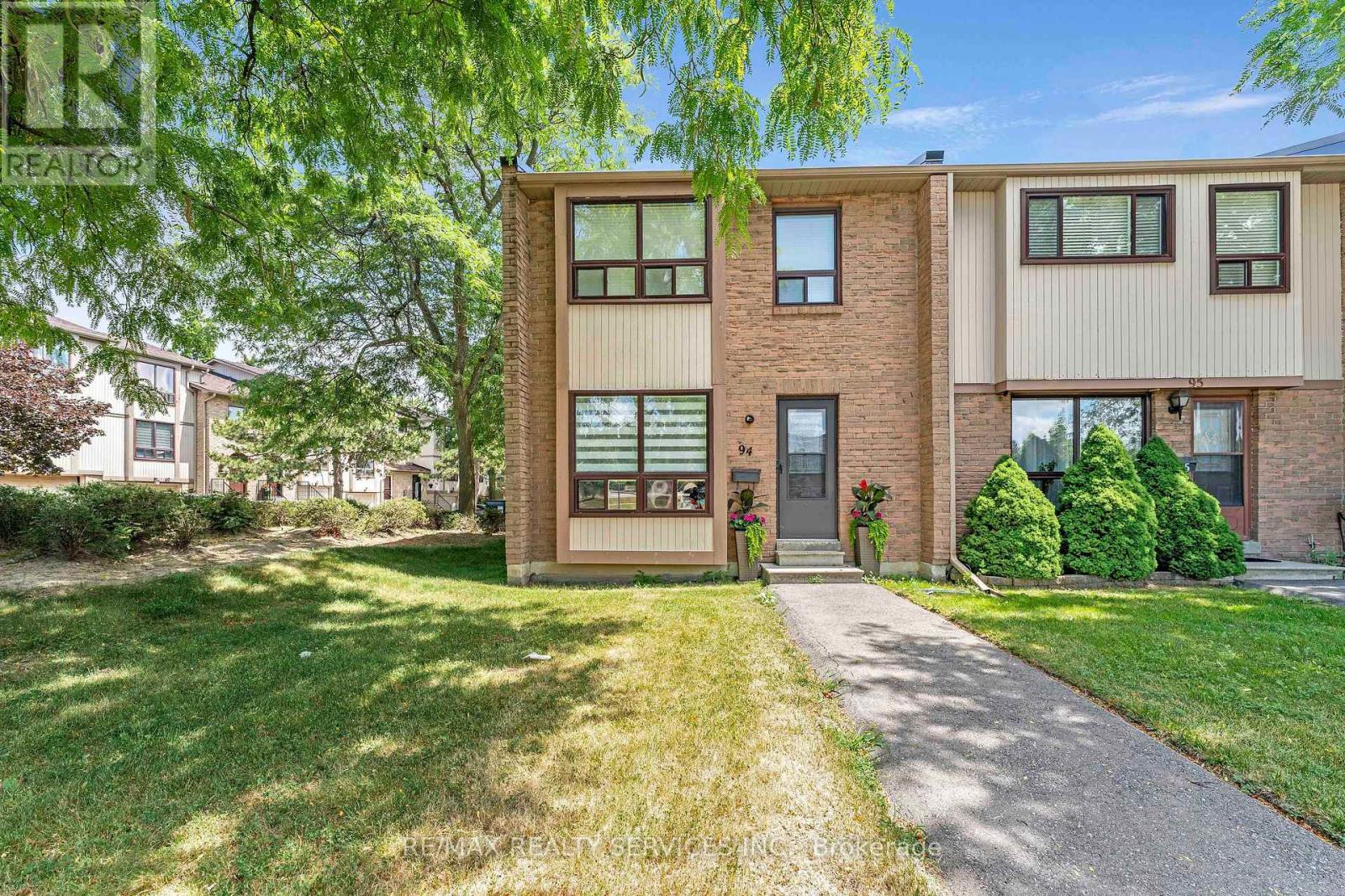 Photo 2 of 94 94 Guildford Crescent, Brampton ON