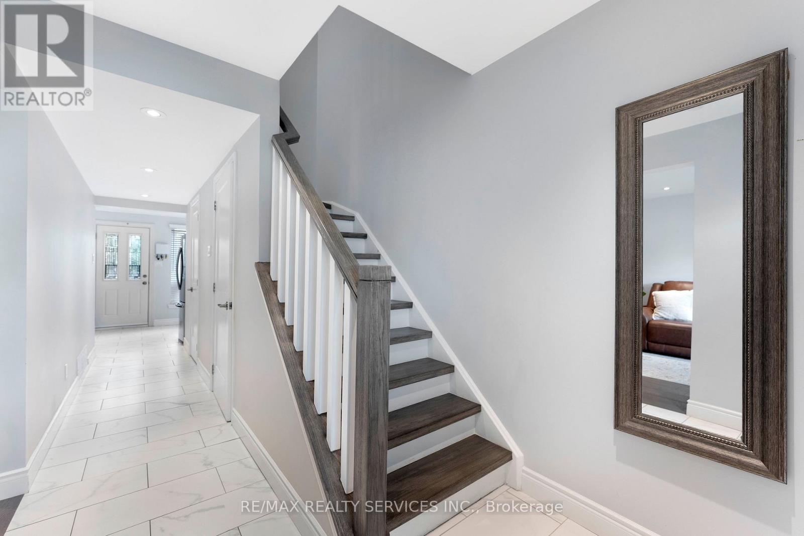 Photo 5 of 94 94 Guildford Crescent, Brampton ON