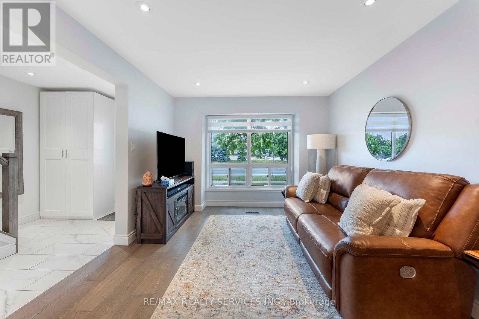 Photo 6 of 94 94 Guildford Crescent, Brampton ON