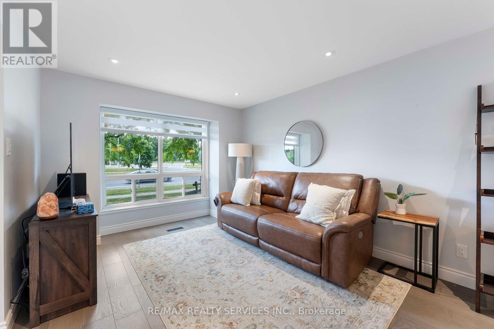 Photo 7 of 94 94 Guildford Crescent, Brampton ON