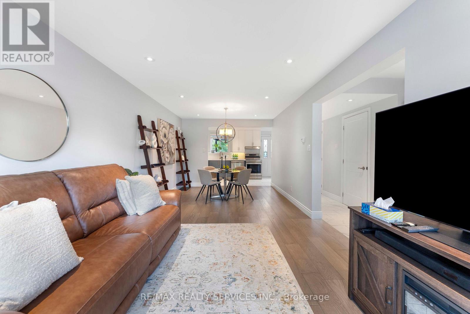 Photo 8 of 94 94 Guildford Crescent, Brampton ON