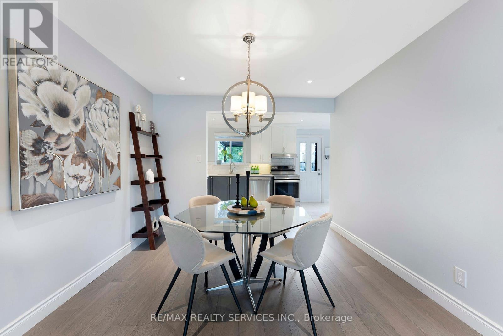 Photo 9 of 94 94 Guildford Crescent, Brampton ON