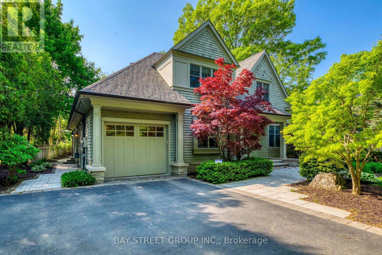 Photo 3 of 1049 Cedar Grove Boulevard, Oakville ON