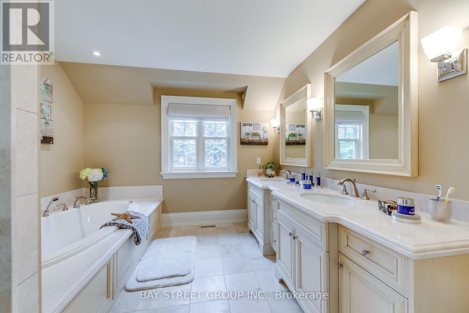 Photo 30 of 1049 Cedar Grove Boulevard, Oakville ON
