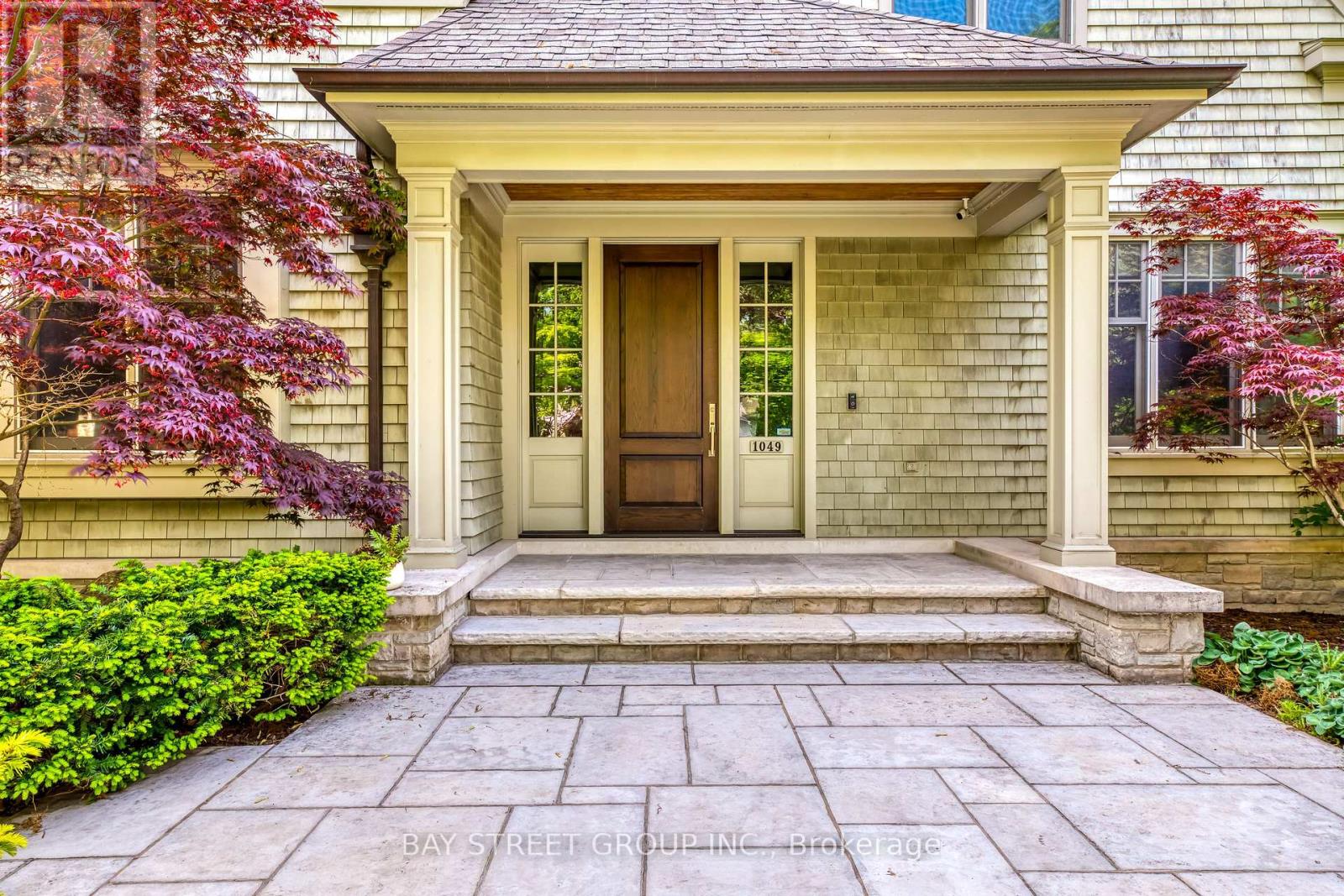 Photo 4 of 1049 Cedar Grove Boulevard, Oakville ON