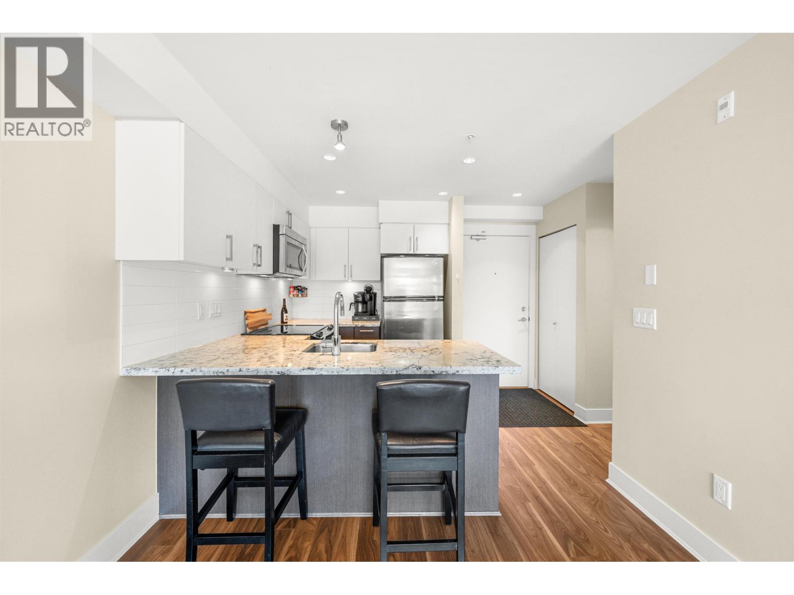 Photo 3 of 319 85 Eighth Avenue, New Westminster BC