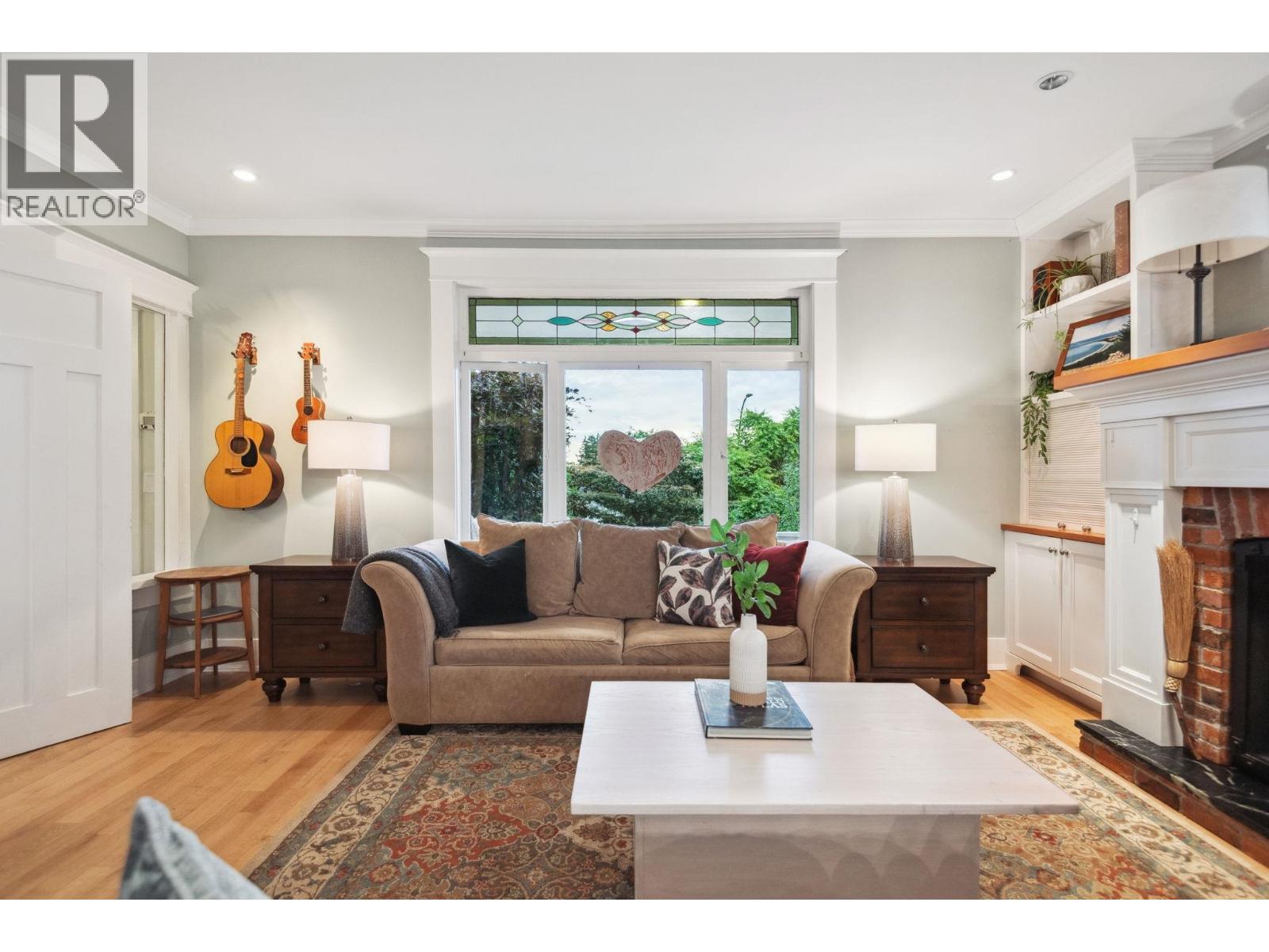 Photo 3 of 346 E 5th Street, North Vancouver BC