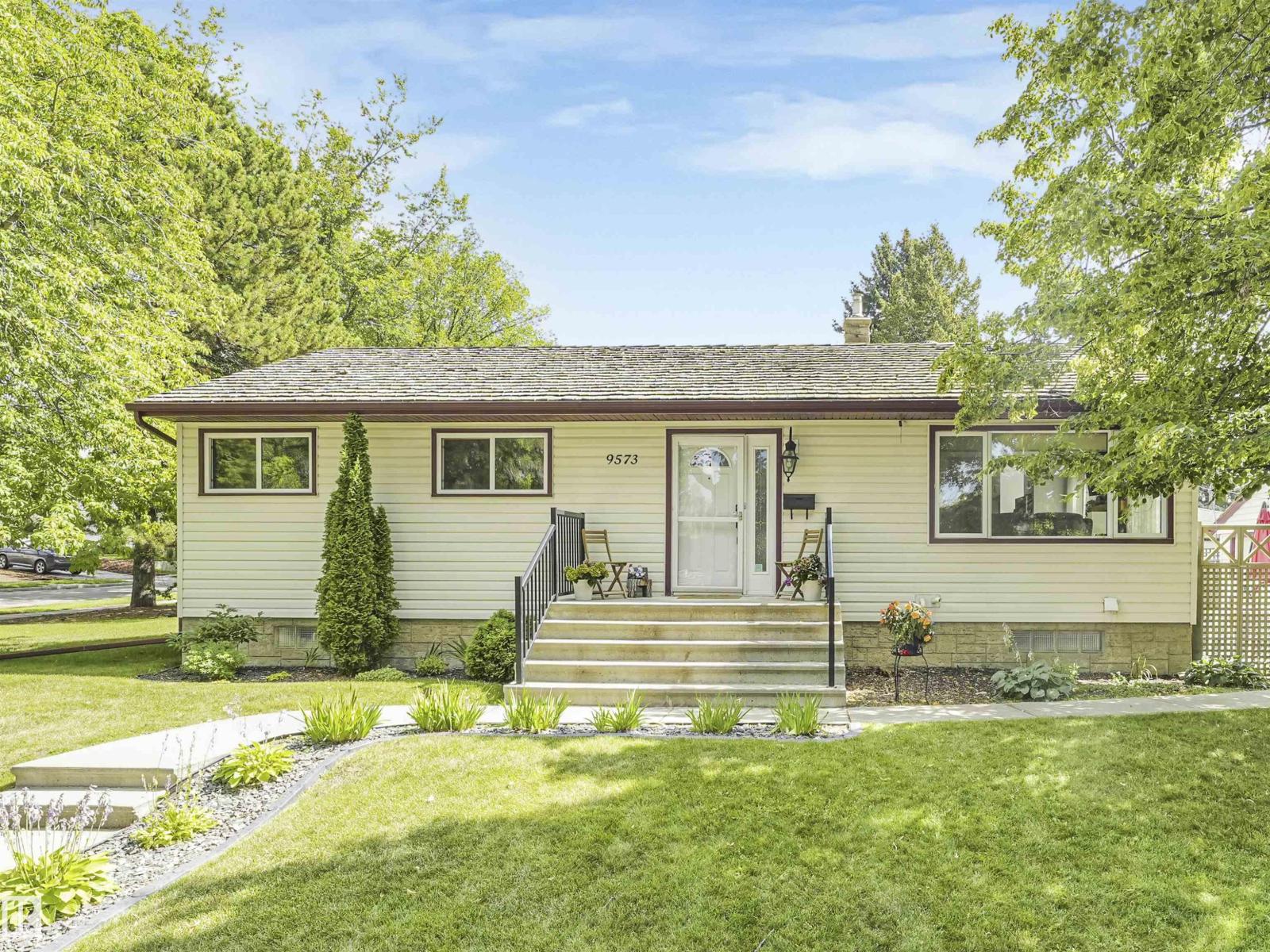 Photo 2 of 9573 83 St Nw, Edmonton AB